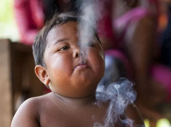 Public-Buzz-mais-qu-est-devenu-le-petit-enfant-qui-fumait-40-cigarettes-par-jour